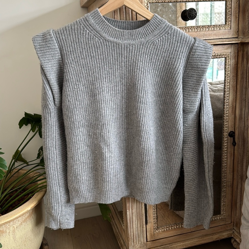 100% Cashmere Sweater,
Classic Grey ,
Loose fit style,
Chill and comfort